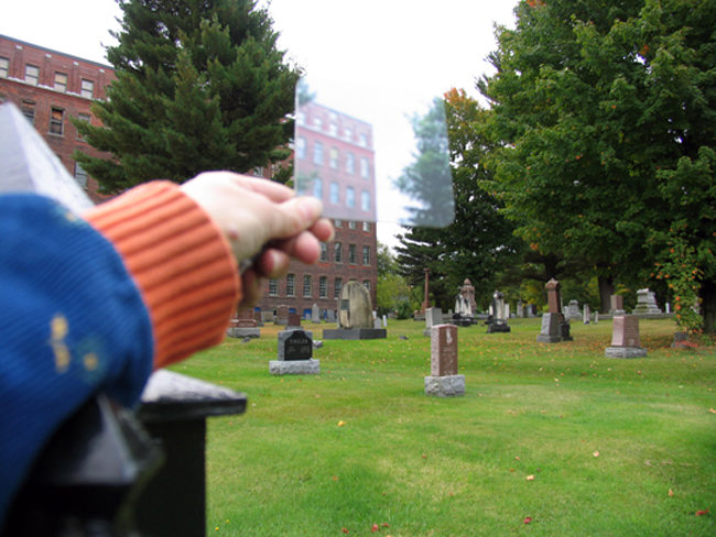 Premier arrêt, le cimetière voisinant l’édifice de l’ancienne usine Impérial Tobacco où loge le 3e impérial.